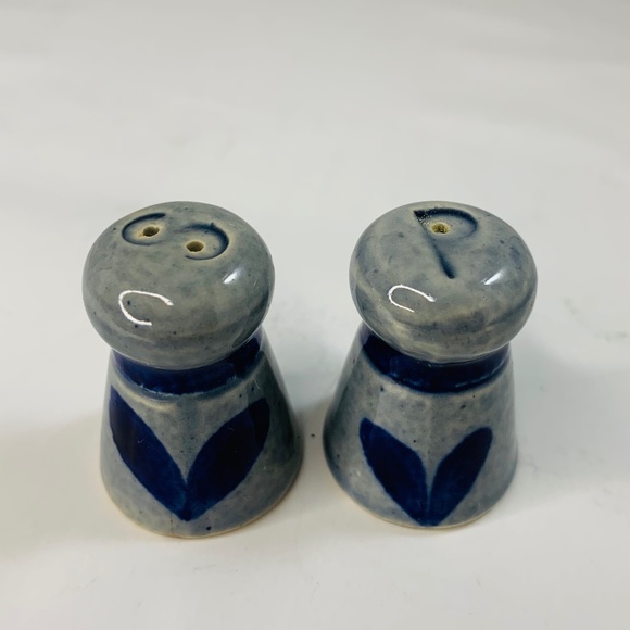 Set of 2 mini glazed pottery salt and pepper shakers with blue hearts un… - Picture 3 of 13